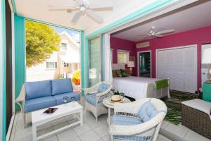 Posezení v ubytování Bit of Heaven by Grand Cayman Villas