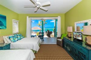 Postel nebo postele na pokoji v ubytování Bit of Heaven by Grand Cayman Villas