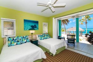 Postel nebo postele na pokoji v ubytování Bit of Heaven by Grand Cayman Villas
