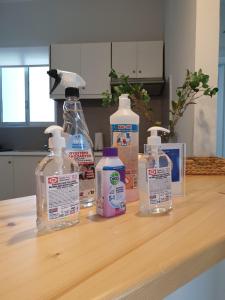 cztery butelki detergentu na blacie w obiekcie Avra Apartment w Kalamácie
