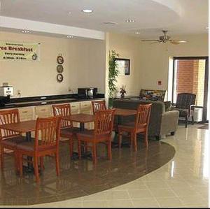 a dining room with a table and chairs at Heritage Inn in Picayune