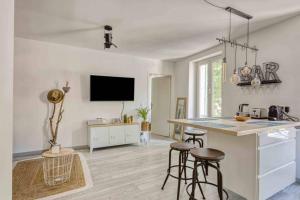 - une cuisine avec un comptoir et des tabourets dans une pièce dans l'établissement Le Vallombrosa T2, à Cannes 37 autres photos