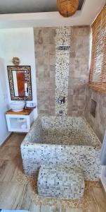 un bagno con ampia vasca e lavandino di Hotel Casa Shula, Acapulco a Pie de la Cuesta