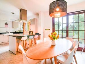 cocina y comedor con mesa y sillas en Splendid Villa in Vorsen 