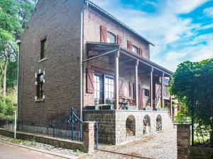 un gran edificio de ladrillo con una valla delante en Splendid Villa in Vorsen, 