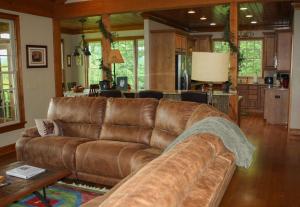 Blueberry Ridge - Panoramic View Cabin with Hot Tub and Fireplace