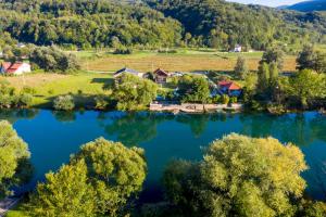 una vista aérea de un lago con árboles y casas en Casa Dellˇ Amore, en Bihać