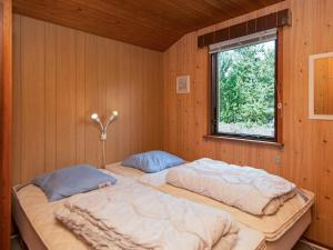 Mølbyにある4 person holiday home in R mの窓付きの部屋 ベッド2台