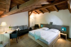 A bed or beds in a room at Hotel zur Kloster-Mühle