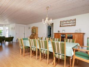 ein Esszimmer mit einem Tisch und Stühlen in der Unterkunft 9 person holiday home in S by in Sæby