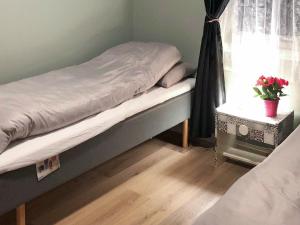 um quarto com uma cama e uma mesa com uma janela em Holiday home Vevelstad II em Vevelstad
