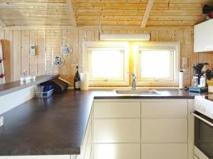 オテルプにある5 person holiday home in Otterupのキッチン(シンク付)、窓2つが備わります。