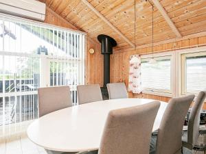 オテルプにある5 person holiday home in Otterupのダイニングルーム(白いテーブル、椅子付)