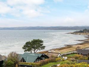 una casa con vistas al océano en 6 person holiday home in Ebeltoft, en Fårvang