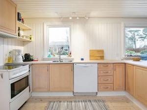 Kuhinja ili čajna kuhinja u objektu 7 person holiday home in Frederikshavn