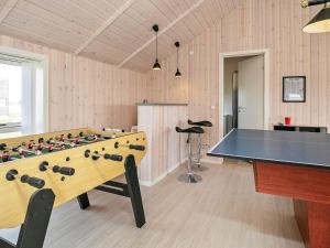 eine Tischtennisplatte in einem Raum mit Tischtennisball in der Unterkunft 10 person holiday home in Harbo re in Harboør