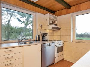 Kuchyň nebo kuchyňský kout v ubytování 6 person holiday home in Ulfborg