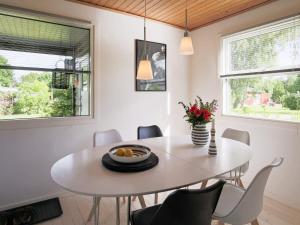 uma sala de jantar com uma mesa branca e cadeiras em 5 person holiday home in J gerspris em Jægerspris