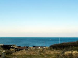 ロンストラップにある6 person holiday home in Hj rringの海の景色を望むビーチ
