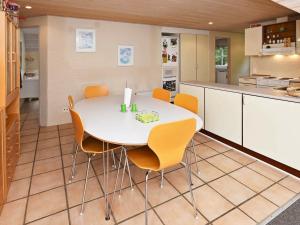 Kuchyň nebo kuchyňský kout v ubytování 8 person holiday home in N rre Nebel