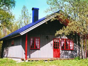Casa roja y blanca con ventanas rojas en 6 person holiday home in Nordli, en Holand