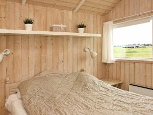 ロッケンにある8 person holiday home in L kkenの木製の壁のベッドルーム1室