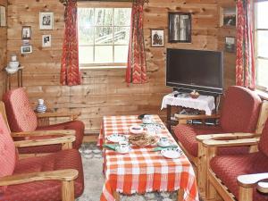 sala de estar con mesa y TV en Two-Bedroom Holiday home in Brekke, en Dingja