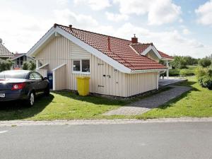 ein Haus mit einem davor geparkt in der Unterkunft 5 person holiday home in Otterndorf in Otterndorf