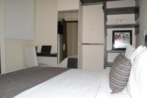 a bedroom with a bed and a television in a room at Hotel Metropolitano Plaza in Valledupar +30 photos