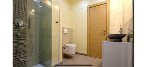 bagno con doccia, lavandino e servizi igienici di Schönbrunn Luxury Apartment a Vienna
