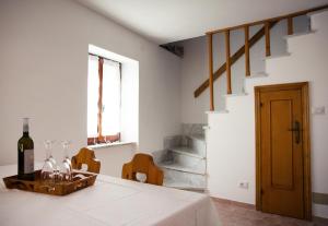 Habitación con mesa y botella de vino en Nonna Maria, en Moneglia