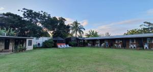 una casa con un grande cortile davanti di Camping Hostal Tipanie Moana Aeropuerto Centro a Hanga Roa