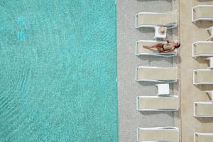 Bazén v ubytování Izla Beach Front Hotel nebo v jeho okolí