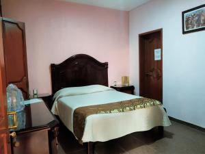 a bedroom with a large bed and pink walls at Hotel Casa La Gran Señora in Tequila