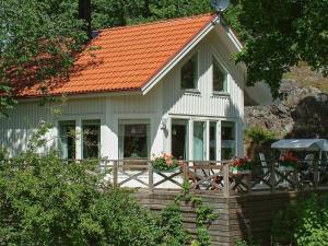 バルデマーシュビークにある4 person holiday home in VALDEMARSVIKの小さな白屋