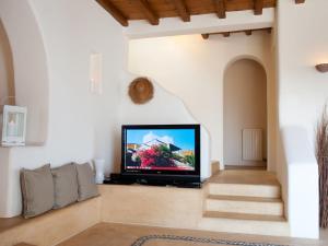 A television and/or entertainment centre at Villa in Mykonos near Agios Sostis Beach