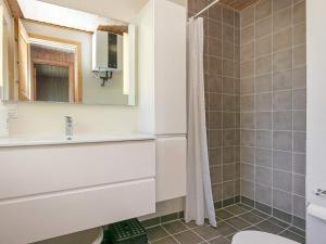y baño con lavabo y ducha. en 8 person holiday home in Tranek r, en Tranekær