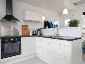 Kuchyň nebo kuchyňský kout v ubytování 4 person holiday home in Otterup