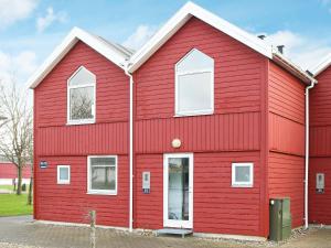 Øster Hurupにある6 person holiday home in Hadsundの赤い家