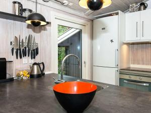 Kuchyň nebo kuchyňský kout v ubytování 6 person holiday home in Glesborg