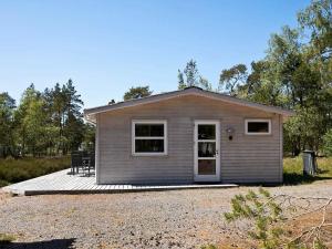 een klein huis met een veranda en een terras bij 4 person holiday home in Nex in Neksø