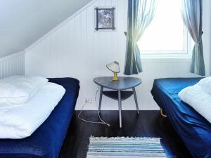 Zimmer mit 2 Betten und einem Tisch in der Unterkunft 7 person holiday home in Foldereid in Årfor