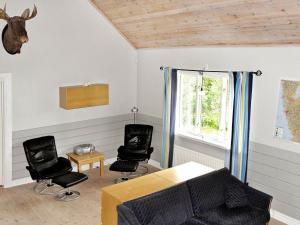 een woonkamer met 2 stoelen en een tafel bij 6 person holiday home in LJUNG in Alboga