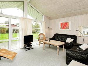 Zona de estar de Three-Bedroom Holiday home in Hejls 7