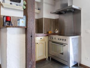 La cocina está equipada con fogones y horno. en Nice house in Niderviller near Saint Croix, en Niderviller