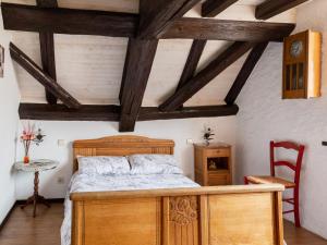 1 dormitorio con cama de madera en una habitación con techo de madera en Nice house in Niderviller near Saint Croix, en Niderviller