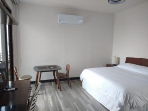 a bedroom with a bed and a table and chairs at Suite Loft Deslumbrante Salida a México 102A in Querétaro