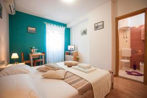 Postel nebo postele na pokoji v ubytování Miriam Rooms Zadar