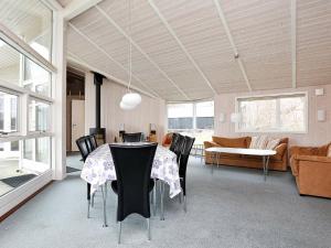 Udsholt Sandにある8 person holiday home in Gillelejeのダイニングルーム(テーブル、椅子、ソファ付)