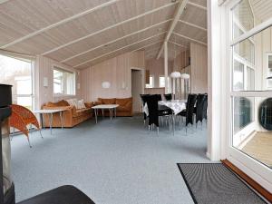 Udsholt Sandにある8 person holiday home in Gillelejeのダイニングルーム、リビングルーム(テーブル、椅子付)